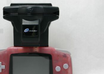 Ingenious Developer Fits Solitaire Game onto a Single Nintendo GBA e-Reader Card